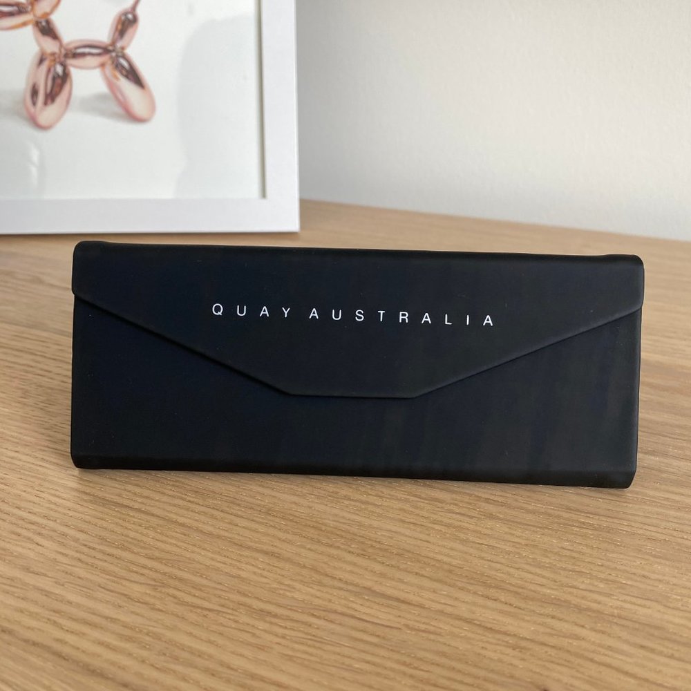 QUAY TRIFOLD CASE MATTE BLK/WHT